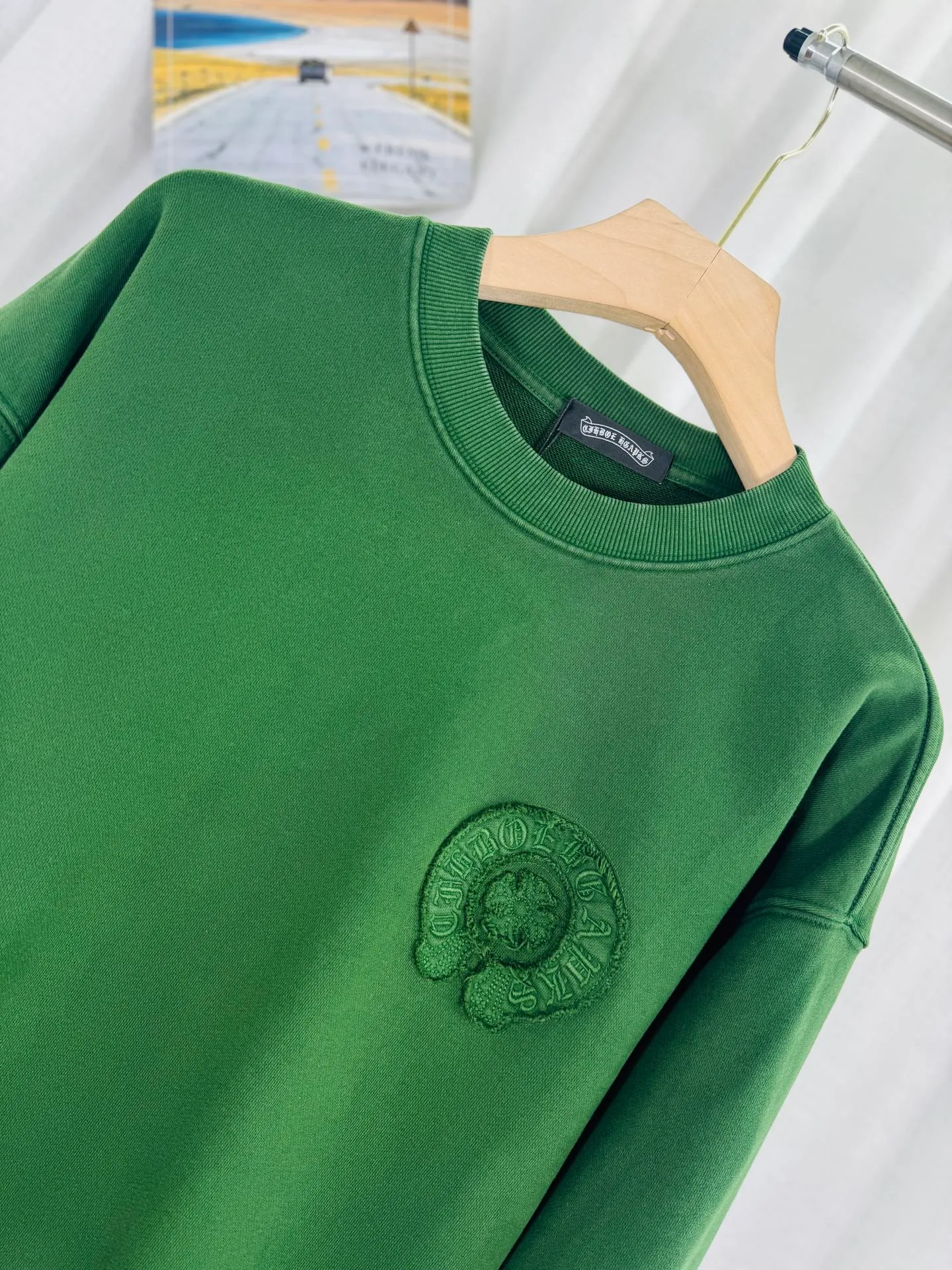 P280 top version, real shot without P, ​​different from market currency) 𝗖𝗵𝗿𝗼𝗺𝗲 𝗛𝗲𝗮𝗿𝘁𝘀/Cro Heart 2025 washed patch embroidery autumn and winter new original single counter American laser burnt 3D three-dimensional color embroidery couple casual sweatshirt 👑The highest version! Customized fabric 430g tripe terry fabric! American acid-washed and distressed original fabric laser burnt ✟appliqué embroidery and exquisite embroidery of letters! The best-selling model in the counter, very comfortable to wear. Accessories: original molded and authenticated collar label➕100% silk wash label. Genuine purchase-grade original hangtag➕matching hanging rope➕3D hanging beads➕original packaging bag. Craftsmanship: The original version has consistent wiring! The highest version of the armhole matching technique! Color: Pink Black Green Size: S M L XL Style Number: 25-377